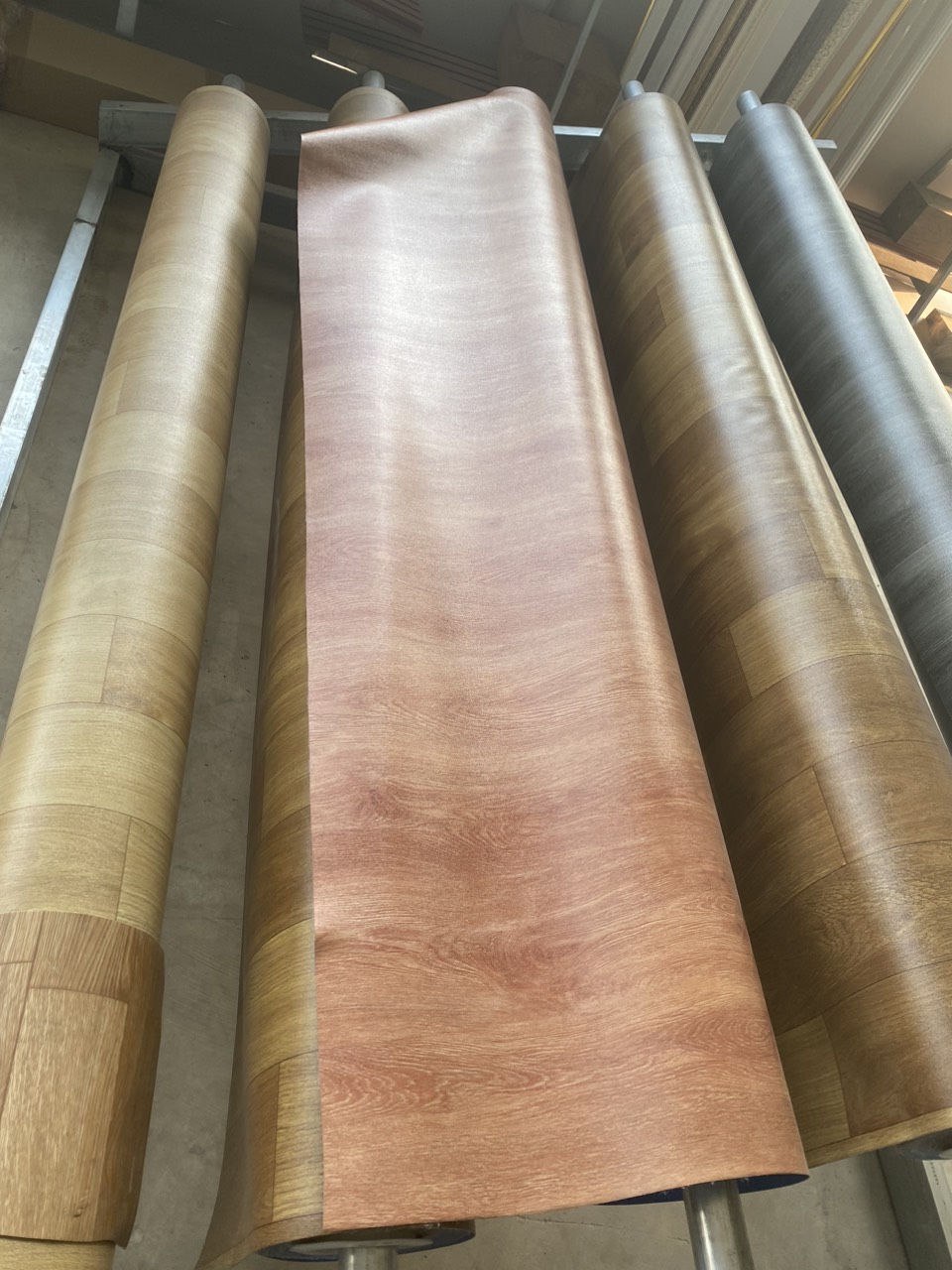 Thảm nhựa vân gỗ trải sàn - Xu hướng thiết kế mới và đánh giá chuyên gia